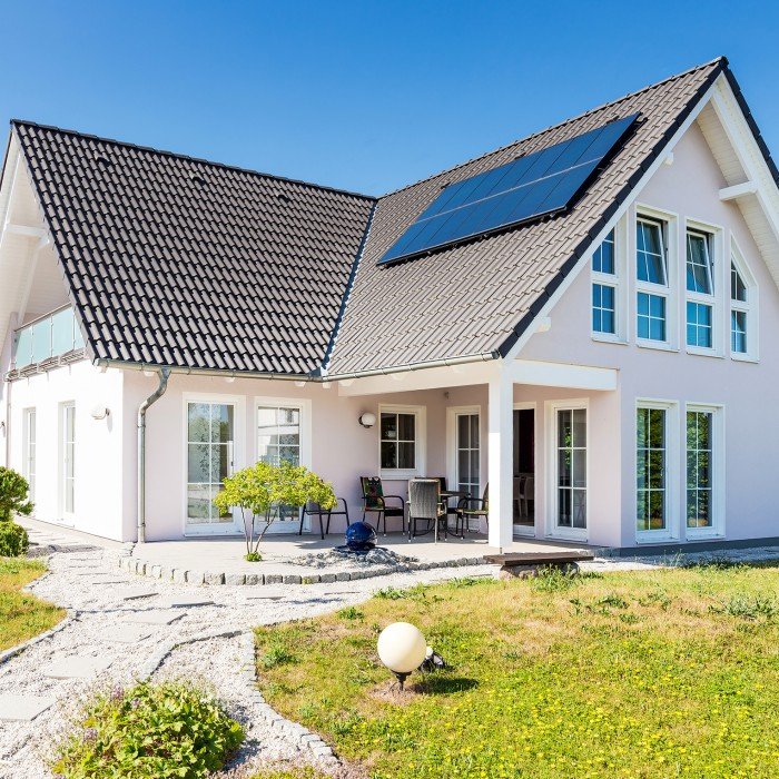 Moderne vrijstaande woning in Nederland voorzien van hoogwaardige isolerende kozijnen en duurzame dakramen