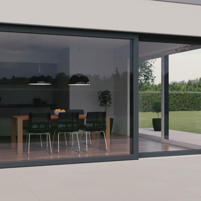 Moderne zwarte voordeur met design handgreep en zijglas voor natuurlijke lichtinval.