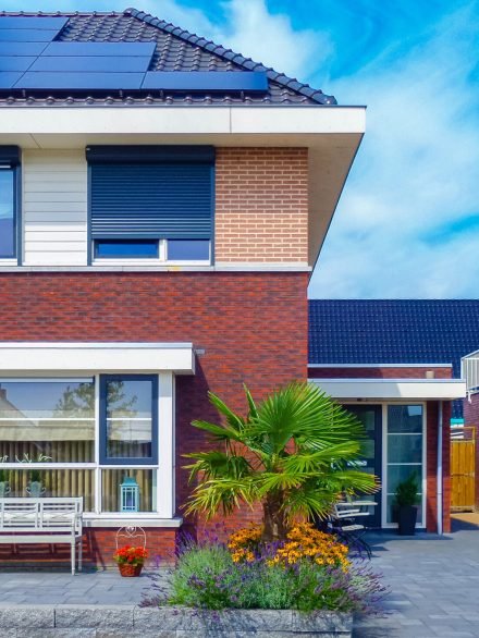 Moderne woning met rolluiken en kozijnen – duurzame oplossingen Nederland